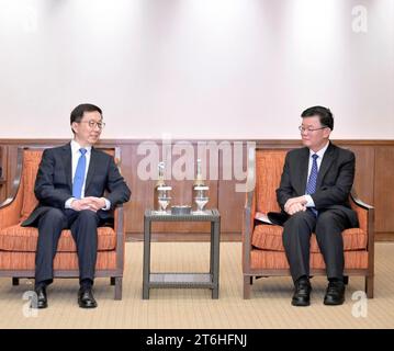 George Town, Malaysia. November 2023. Der chinesische Vizepräsident Han Zheng trifft sich am 10. November 2023 mit dem Ministerpräsidenten von Penang Chow Kon Yeow im Bundesstaat Penang, Malaysia. Quelle: Gao Jie/Xinhua/Alamy Live News Stockfoto