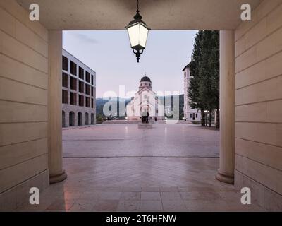 Petar II Petrovic Njegos Platz mit Kirche des Heiligen Lazar in Andricgrad, Visegrad, Bosnien und Herzegowina Stockfoto