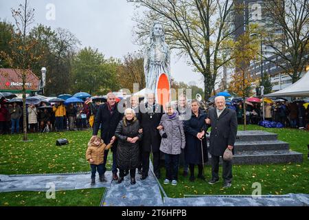 ROTTERDAM - Gedenkfeier und Enthüllung des Denkmals für die Razzia von Rotterdam und Schiedam zum Gedenken an den 10. Und 11. November 1944, als 52.000 Männer im Kampfalter zusammengetrieben und nach Deutschland geschickt wurden, um als Zwangsarbeiter zu arbeiten. Es wird geschätzt, dass mehr als 500 Männer die Deportation nicht überlebten. Der Überfall war die größte Fahndung in den Niederlanden. ANP PHIL NIJHUIS niederlande raus - belgien raus Stockfoto