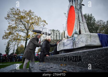 ROTTERDAM - Gedenkfeier und Enthüllung des Denkmals für die Razzia von Rotterdam und Schiedam zum Gedenken an den 10. Und 11. November 1944, als 52.000 Männer im Kampfalter zusammengetrieben und nach Deutschland geschickt wurden, um als Zwangsarbeiter zu arbeiten. Es wird geschätzt, dass mehr als 500 Männer die Deportation nicht überlebten. Der Überfall war die größte Fahndung in den Niederlanden. ANP PHIL NIJHUIS niederlande raus - belgien raus Stockfoto