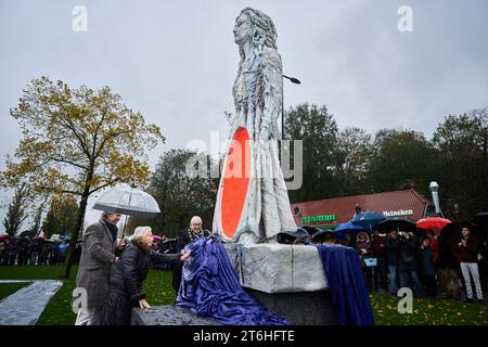 ROTTERDAM - Gedenkfeier und Enthüllung des Denkmals für die Razzia von Rotterdam und Schiedam zum Gedenken an den 10. Und 11. November 1944, als 52.000 Männer im Kampfalter zusammengetrieben und nach Deutschland geschickt wurden, um als Zwangsarbeiter zu arbeiten. Es wird geschätzt, dass mehr als 500 Männer die Deportation nicht überlebten. Der Überfall war die größte Fahndung in den Niederlanden. ANP PHIL NIJHUIS niederlande raus - belgien raus Stockfoto