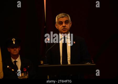 Rathaus, Kamal Chunchie Way, London, Großbritannien. November 2023. Sadiq Khan ist Bürgermeister von London beim jährlichen City Hall Remembrance Day Gottesdienst – Gedenken und Gedenken an Militär- und Zivildienst ist eine gemeinsame Veranstaltung mit dem Bürgermeister von London, der London Assembly und der City Hall Branch der Royal British Legion. Der Dienst umfasst die Teilnahme von Vertretern muslimischer, Sikh, Hindus und jüdischer Glaubensrichtungen. Anlässlich des 75. Jahrestages der Ankunft des HMT Empire Windrush in Großbritannien wird der Hochkommissar für Jamaika, H. E. Alexander Williams, vor der Gemeinde sprechen. Stockfoto