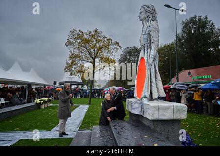 ROTTERDAM - Gedenkfeier und Enthüllung des Denkmals für die Razzia von Rotterdam und Schiedam zum Gedenken an den 10. Und 11. November 1944, als 52.000 Männer im Kampfalter zusammengetrieben und nach Deutschland geschickt wurden, um als Zwangsarbeiter zu arbeiten. Es wird geschätzt, dass mehr als 500 Männer die Deportation nicht überlebten. Der Überfall war die größte Fahndung in den Niederlanden. ANP PHIL NIJHUIS niederlande raus - belgien raus Stockfoto