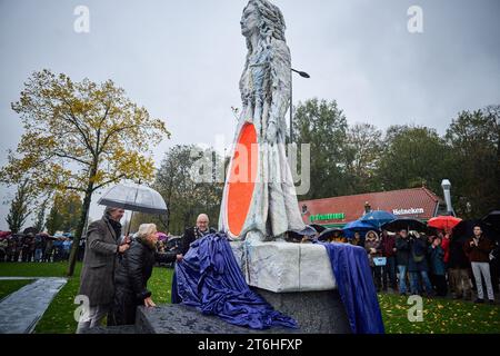 ROTTERDAM - Gedenkfeier und Enthüllung des Denkmals für die Razzia von Rotterdam und Schiedam zum Gedenken an den 10. Und 11. November 1944, als 52.000 Männer im Kampfalter zusammengetrieben und nach Deutschland geschickt wurden, um als Zwangsarbeiter zu arbeiten. Es wird geschätzt, dass mehr als 500 Männer die Deportation nicht überlebten. Der Überfall war die größte Fahndung in den Niederlanden. ANP PHIL NIJHUIS niederlande raus - belgien raus Stockfoto