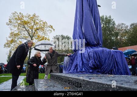 ROTTERDAM - Gedenkfeier und Enthüllung des Denkmals für die Razzia von Rotterdam und Schiedam zum Gedenken an den 10. Und 11. November 1944, als 52.000 Männer im Kampfalter zusammengetrieben und nach Deutschland geschickt wurden, um als Zwangsarbeiter zu arbeiten. Es wird geschätzt, dass mehr als 500 Männer die Deportation nicht überlebten. Der Überfall war die größte Fahndung in den Niederlanden. ANP PHIL NIJHUIS niederlande raus - belgien raus Stockfoto