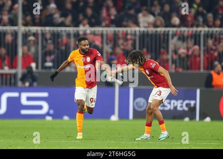 München, Deutschland. November 2023. Galatasaray-Stürmer Cedric Bakambu (94) erzielt ein TOR 2-1 und feiert mit Galatasaray-Verteidiger Sacha Boey (93) beim Spiel Bayern München FC gegen Galatasaray A.S. FC UEFA Champions League Group A in der Allianz Arena, München, Deutschland am 8. November 2023 Credit: Every Second Media/Alamy Live News Stockfoto