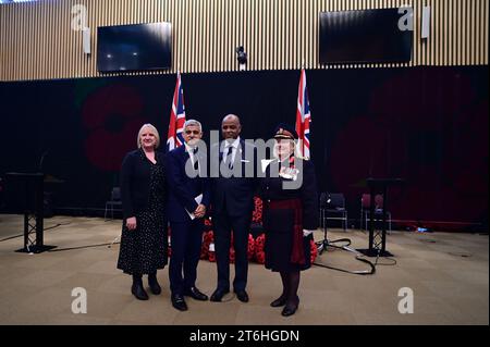 Rathaus, Kamal Chunchie Way, London, Großbritannien. November 2023. Sadiq Khan ist Bürgermeister von London und nimmt an der jährlichen City Hall Remembrance Day Gottesdienstzeit Teil – das Gedenken und Gedenken an Militär- und Zivildienst ist eine gemeinsame Veranstaltung mit dem Bürgermeister von London, der London Assembly und der City Hall Branch der Royal British Legion. Der Dienst umfasst die Teilnahme von Vertretern muslimischer, Sikh, Hindus und jüdischer Glaubensrichtungen. Anlässlich des 75. Jahrestages der Ankunft des HMT Empire Windrush in Großbritannien wird der Hochkommissar für Jamaika, H. E. Alexander Williams, vor der Gemeinde sprechen. Stockfoto