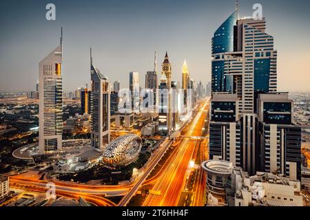 Die Skyline von dubai bei Nacht Stockfoto