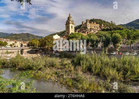 Stadtansicht mit dem Nervia Fluss, der Kirche Chiesa di Sant'Antonio Abate und der Burg Castello dei Doria in Dolceacqua, Ligurien, Italien, Europa | Stockfoto