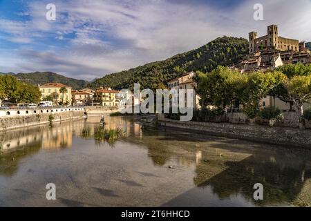 Stadtansicht mit dem Nervia Fluss und der Burg Castello dei Doria in Dolceacqua, Ligurien, Italien, Europa | Stadtansicht mit dem Nervia Fluss und dem cas Stockfoto