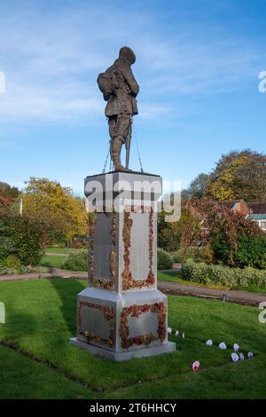 Old Amersham, 10. November 2023. Die Memorial Gardens in Old Amersham, Buckinghamshire, vor dem Waffenstillstand und dem Gedenktag dieses Wochenendes, an dem die Gefallenen während des Ersten und Zweiten Weltkriegs erinnert werden. Es gibt Bedenken, dass der Pro-Palästina-marsch in London und anderen Städten Großbritanniens an diesem Wochenende zu Gewalt auf den Straßen führen könnte. Quelle: Maureen McLean/Alamy Live News Stockfoto