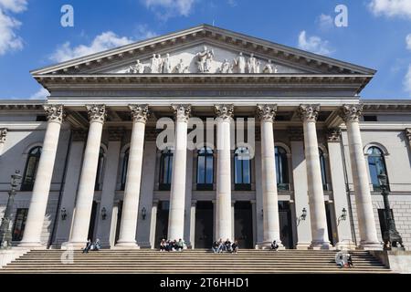 München - 05. April 2023: Nationaltheater am Max-Joseph-Platz in München. Es ist ein historisches Opernhaus. Erbaut 1811 - 1818, war es des Stockfoto