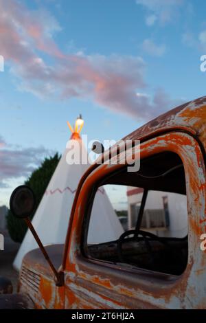 Wigwam Motel Tipi und Truck, Route 66, Holbrook, Arizona Stockfoto