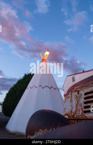 Wigwam Motel Tipi und Truck, Route 66, Holbrook, Arizona Stockfoto