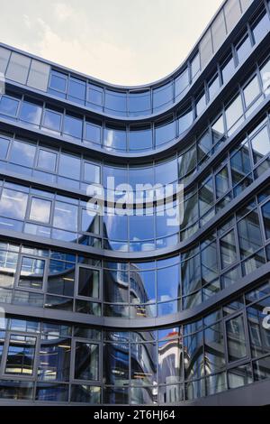 München, Deutschland - 05. April 2023: Moderner Hauptsitz der Siemens AG, einem deutschen Konzern mit Schwerpunkt Automatisierung in Industrie, Infrastruktur Stockfoto