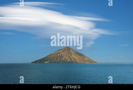 Blick von der Westseite der Insel Stromboli mit dem Dorf Ginostra auf der letf. Stockfoto