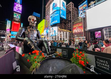Day of the Dead Skulpturen am Times Square in New York am Mittwoch, 1. November 2023. Der Tag der Toten begrüßt die Seelen der Toten bei ihrem jährlichen Besuch in der Heimat. (© Richard B. Levine) Stockfoto