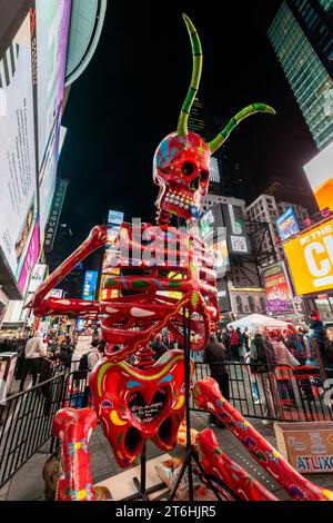 Day of the Dead Skulpturen am Times Square in New York am Mittwoch, 1. November 2023. Der Tag der Toten begrüßt die Seelen der Toten bei ihrem jährlichen Besuch in der Heimat. (© Richard B. Levine) Stockfoto