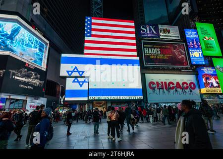 Darstellungen israelischer und amerikanischer Flaggen werden am Mittwoch, den 1. November 2023, auf einer elektronischen Werbetafel am Times Square in New York gesehen. (© Richard B. Levine) Stockfoto