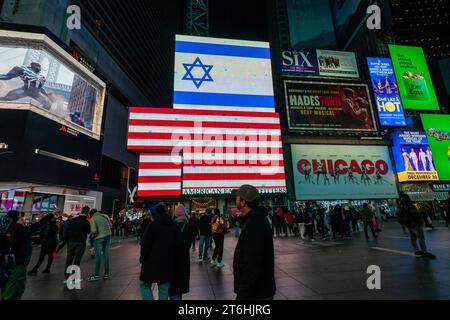 Darstellungen israelischer und amerikanischer Flaggen werden am Mittwoch, den 1. November 2023, auf einer elektronischen Werbetafel am Times Square in New York gesehen. (© Richard B. Levine) Stockfoto