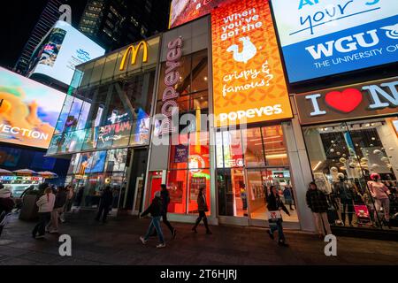 Ein McDonald's neben einem Popeyes Louisiana Kitchen Restaurant am Times Square in New York am 1. November 2023. (© Richard B. Levine) Stockfoto