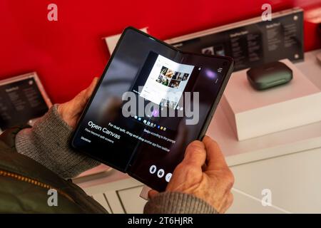 Am Freitag, den 3. November 2023, probiert ein Besucher das Falttelefon OnePlus Open bei einer Markenaktivierung im Flatiron Plaza in New York aus. (© Richard B. Levine) Stockfoto