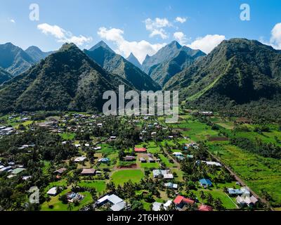 Teahupo'o Village aus der Vogelperspektive mit Bergen im Hintergrund Stockfoto