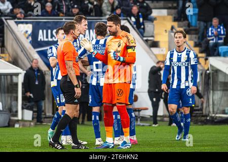 Halmstad, Schweden. November 2023. Torhüter Kristoffer Nordfeldt (15) von AIK mit Schiedsrichter Kristoffer Karlsson während des Allsvenskan-Spiels zwischen IFK Göteborg und AIK bei Gamle Ullevi in Göteborg. (Foto: Gonzales Photo - Amanda Persson). Stockfoto