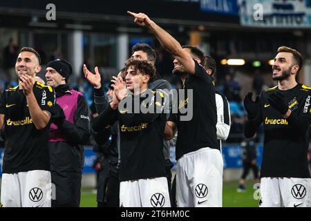 Halmstad, Schweden. November 2023. Taha Ayari und Sotirios Papagiannopoulos von AIK nach dem Allsvenskan-Spiel zwischen IFK Göteborg und AIK bei Gamle Ullevi in Göteborg. (Foto: Gonzales Photo - Amanda Persson). Stockfoto