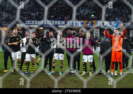 Halmstad, Schweden. November 2023. Die Spieler der AIK wurden nach dem Allsvenskan-Spiel zwischen dem IFK Göteborg und dem AIK bei Gamle Ullevi in Göteborg gesehen. (Foto: Gonzales Photo - Amanda Persson). Stockfoto