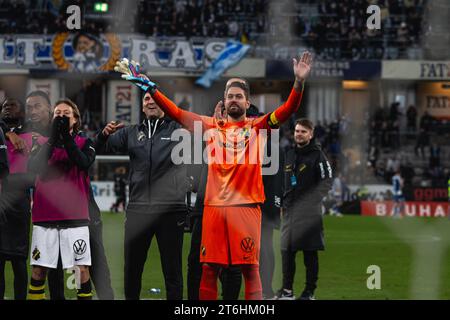 Halmstad, Schweden. November 2023. Torhüter Kristoffer Nordfeldt (15) von AIK nach dem Allsvenskan-Spiel zwischen IFK Göteborg und AIK bei Gamle Ullevi in Göteborg. (Foto: Gonzales Photo - Amanda Persson). Stockfoto