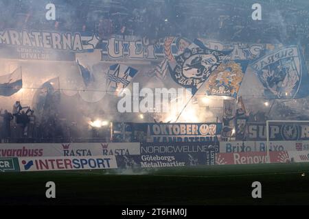 Halmstad, Schweden. November 2023. Fußballfans des IFK Göteborg auf den Tribünen beim Allsvenskan-Spiel zwischen IFK Göteborg und AIK im Göteborg Gamle Ullevi. (Foto: Gonzales Photo - Amanda Persson). Stockfoto