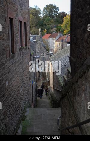 Edinburgh: Auf der Belford Road, links vom Drumsheugh Baths Club, der Blick auf Dean Village und über das Wasser von Leith zu den Belgrave Crescent Gardens. Stockfoto