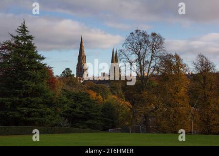 Edinburgh: Die viktorianischen Türme der St. Mary's Episcopal Cathedral im goldenen Licht der Dämmerung von den National Galleries of Scotland: Modern Two. Stockfoto