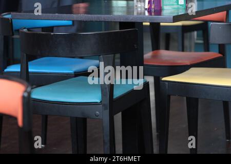 Edinburgh: Farbenfrohe moderne Stühle im Café der National Galleries of Scotland: Modern One. Stockfoto