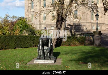 Master of the Universe von Eduardo Paolozzi vor den National Galleries of Scotland Modern Two in Edinburgh. Stockfoto