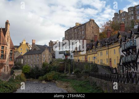 Edinburgh: Das Wasser von Leith fließt durch Dean Village. Auf der linken Seite befindet sich Well Court, das 1886 von Sir John Findlay erbaut wurde. Stockfoto