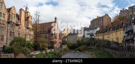 Edinburgh: Das Wasser von Leith fließt durch Dean Village. Auf der linken Seite befindet sich Well Court, das 1886 von Sir John Findlay erbaut wurde. Stockfoto