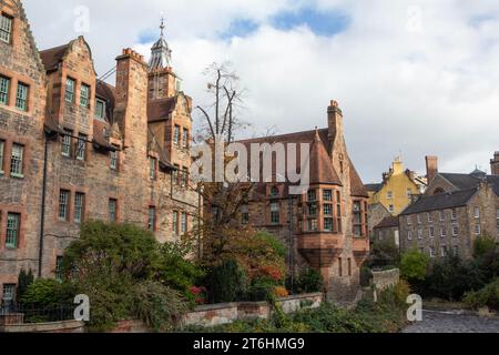 Edinburgh: Das Wasser von Leith fließt durch Dean Village. Auf der linken Seite befindet sich Well Court, das 1886 von Sir John Findlay erbaut wurde. Stockfoto