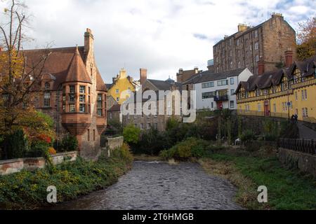 Edinburgh: Das Wasser von Leith fließt durch Dean Village. Auf der linken Seite befindet sich Well Court, das 1886 von Sir John Findlay erbaut wurde. Stockfoto