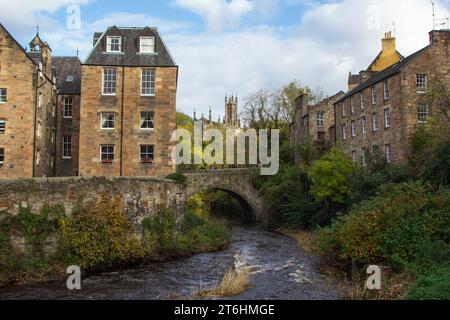 Edinburgh: Das Wasser von Leith verläuft unter der Bells Brae Bridge im Dean Village, über dem die Kirche des Rhema Christian Centre (ehemals Holy Trinity) aus dem 19. Jahrhundert steht. Stockfoto