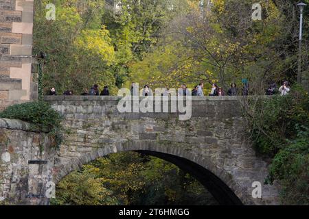 Edinburgh: Touristen bewundern den Blick von der Bells Brae Brücke über das Wasser von Leith in Dean Village, einem Weiler, der im 12. Jahrhundert gegründet wurde. Stockfoto