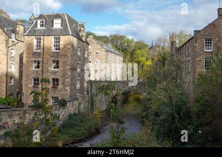 Edinburgh: Die einspurige Bells Brae Bridge aus dem frühen 18. Jahrhundert befindet sich an einer historischen Flussüberquerung am Wasser von Leith in Dean Village. Stockfoto