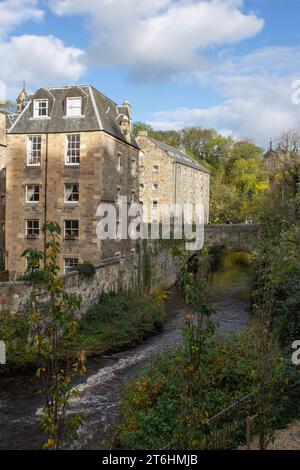 Edinburgh: Die einspurige Bells Brae Bridge aus dem frühen 18. Jahrhundert befindet sich an einer historischen Flussüberquerung am Wasser von Leith in Dean Village. Stockfoto
