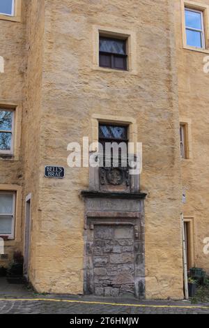 Edinburgh: Das Old Tolbooth mit dem Wappen der Baxters Inkorporation am östlichen Ende der Bells Brae Bridge in Dean Village wurde 1685 erbaut. Stockfoto