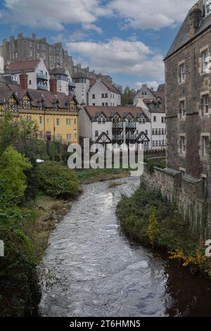 Edinburgh, Schottland: Das Wasser von Leith fließt durch das malerische Dorf Dean. Stockfoto