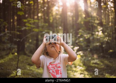 Familienausflug in den Wald hinter dem Haus Stockfoto