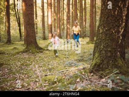 Familienausflug in den Wald hinter dem Haus Stockfoto