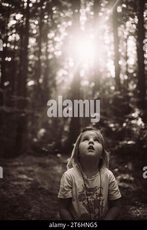 Familienausflug in den Wald hinter dem Haus Stockfoto