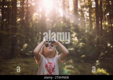 Familienausflug in den Wald hinter dem Haus Stockfoto